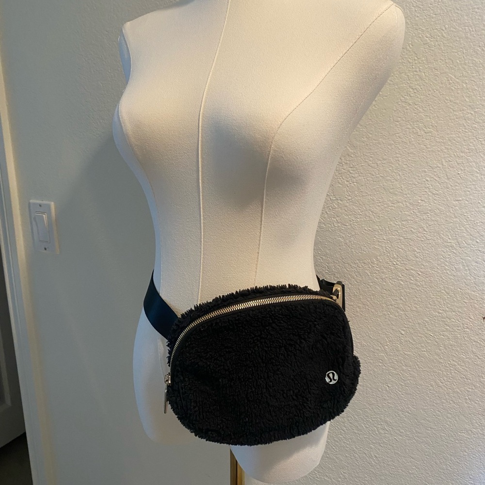 lululemon athletica Fleece Sherpa Crossbody Belt Bag Special Edition Black Gold
